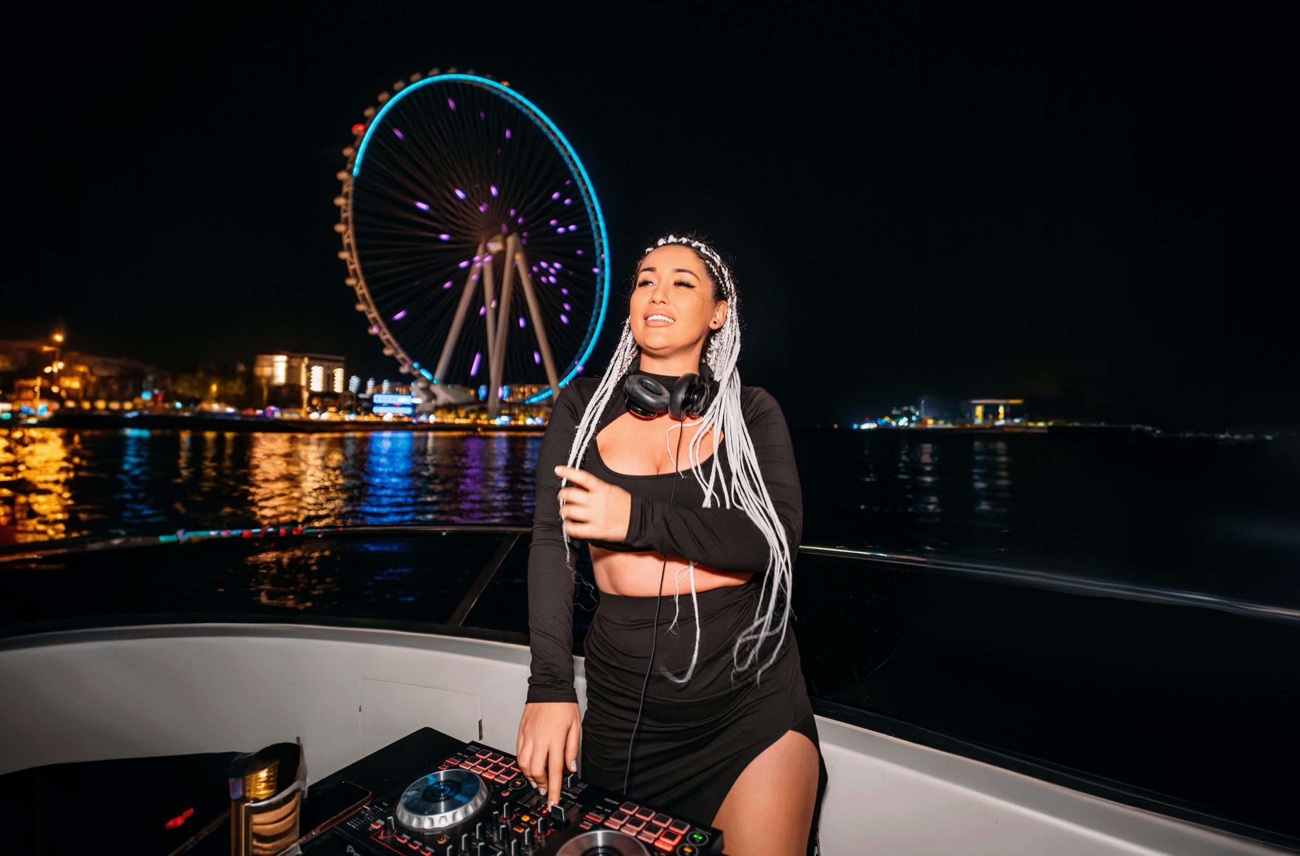 Live entertainment activities onboard luxury yacht in Dubai